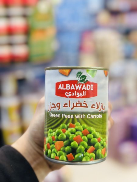 علب بازيلاء خضراء وجزر