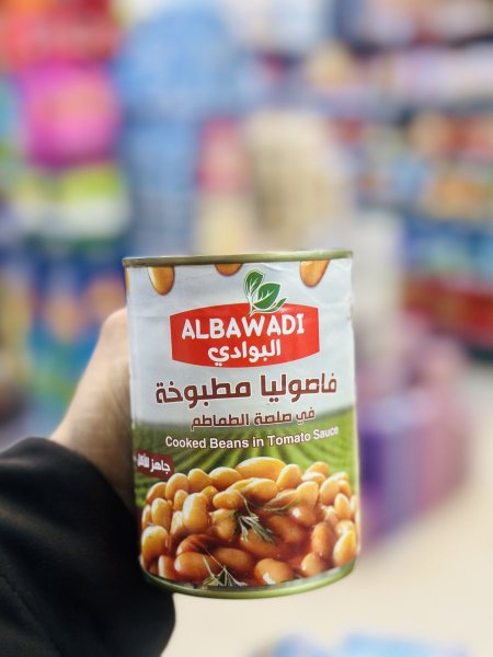 علب فاصوليا مطبوخة